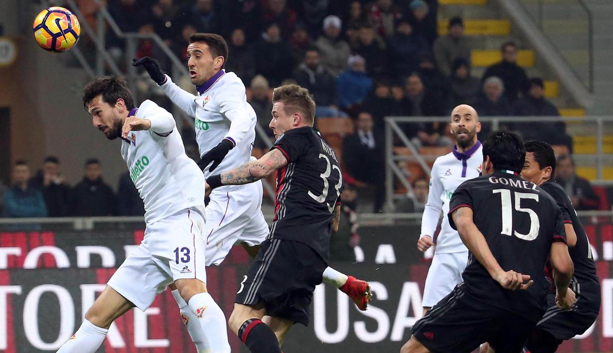 Proses terjadinya gol AC Milan yang dicetak Jurac Kucka ke gawang Fiorentina. Dua gol kemenangan Milan dicetak Jurac Kucka menit ke-16 dan juga sebuah gol perdana dari Gerard Deulofeu menit ke-31. (EPA/Matteo Bazzi)