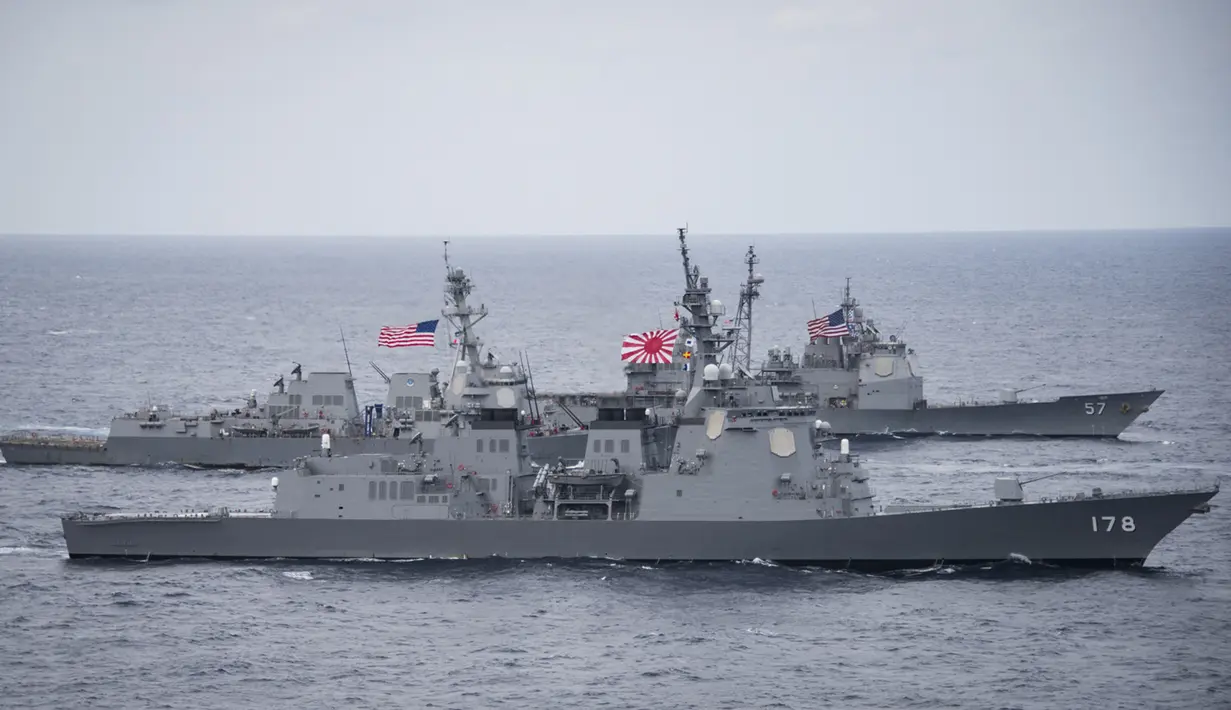 Kapal perusak, Angkatan Pertahanan Maritim Jepang yang mengawal Kapal induk USS Carl Vinson menuju semenanjung Korea, Kamis (28/4). (AP Photo)