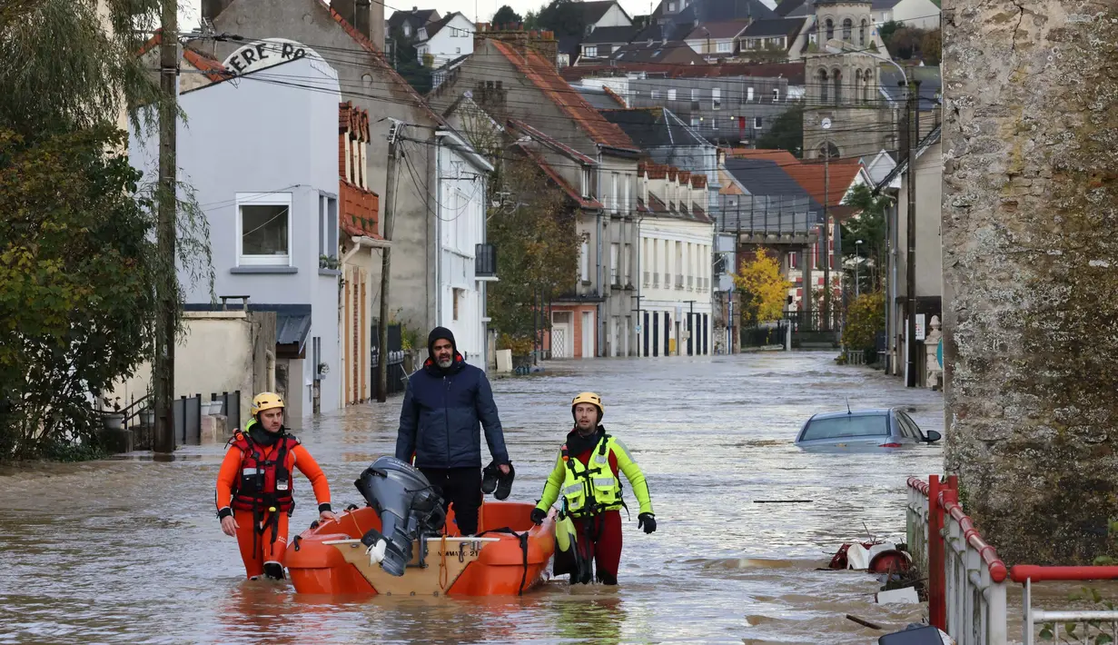 Petugas Pemadam Kebakaran Prancis bergerak cepat untuk operasi penyelamatan di Isques, Prancis Utara pada tanggal 7 November 2023. (Denis Charlet/AFP)