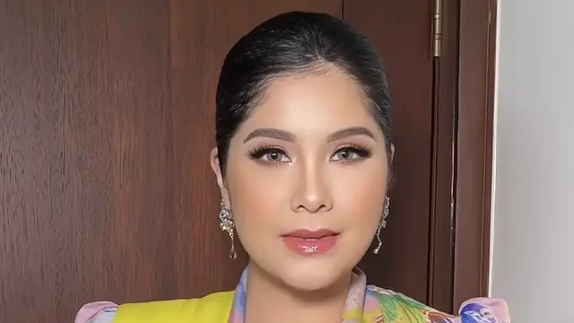 Annisa Pohan pakai kebaya dipadukan selendang di Acara Siraman Putri Dede Yusuf. [@barry_irawan]