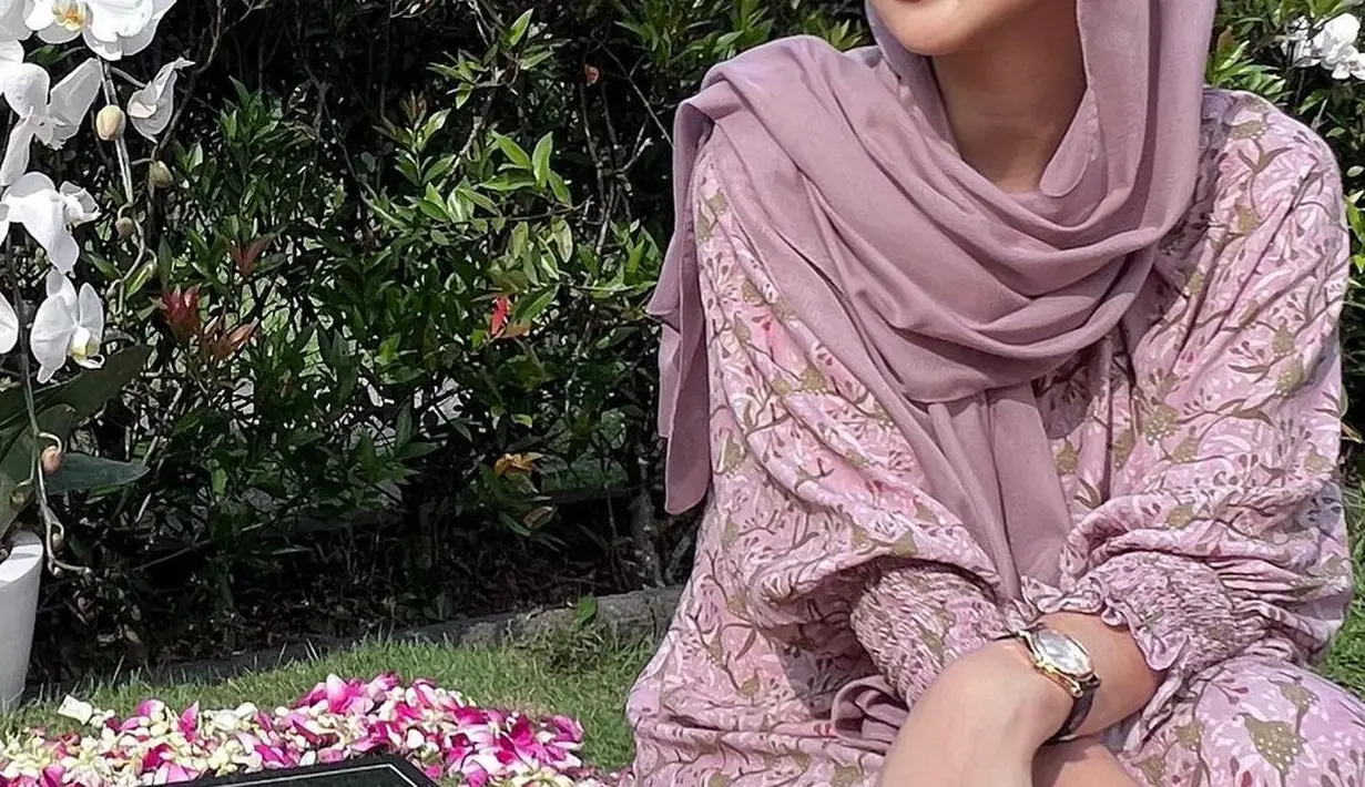 Ia mengenakan kerudung berwarna senada dengan kacamata Louis Vuitton x Yayoi Kusama Infinity Dots [instagram/bclsinclair]