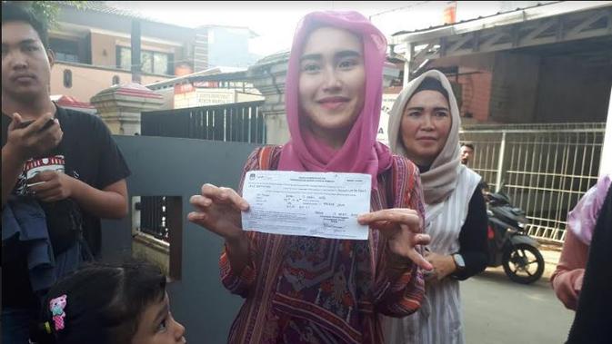 Nyoblos Bareng Keluarga Ayu Ting Ting Berjilbab