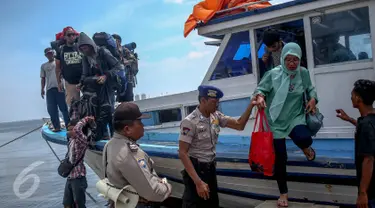 Sejumlah penumpang turun dari kapal jurusan Pulau Pramuka dan Pulau Pari di Pelabuhan Kali Kali Adem, Muara Angke, Jakarta Utara, Senin (2/1/2017). (Liputan6.com/Faizal Fanani)