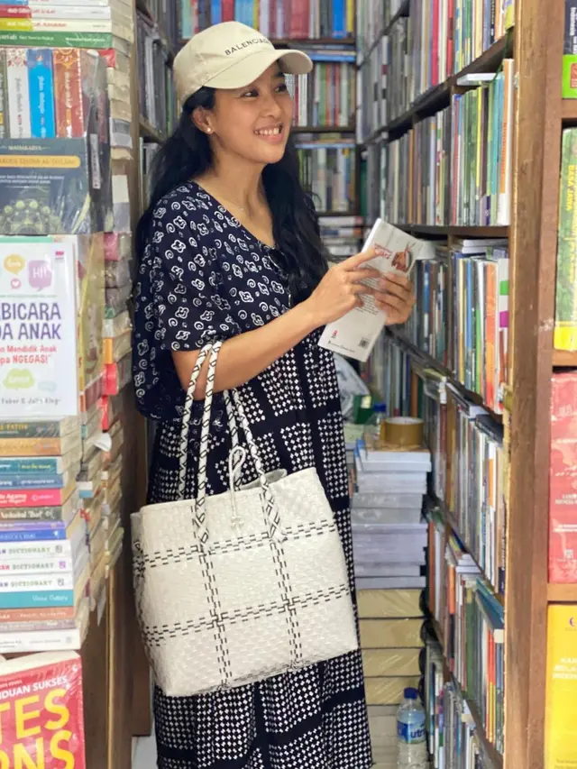 7 Gaya Olivia Zalianty Pakai Batik, Dasternya Curi Perhatian