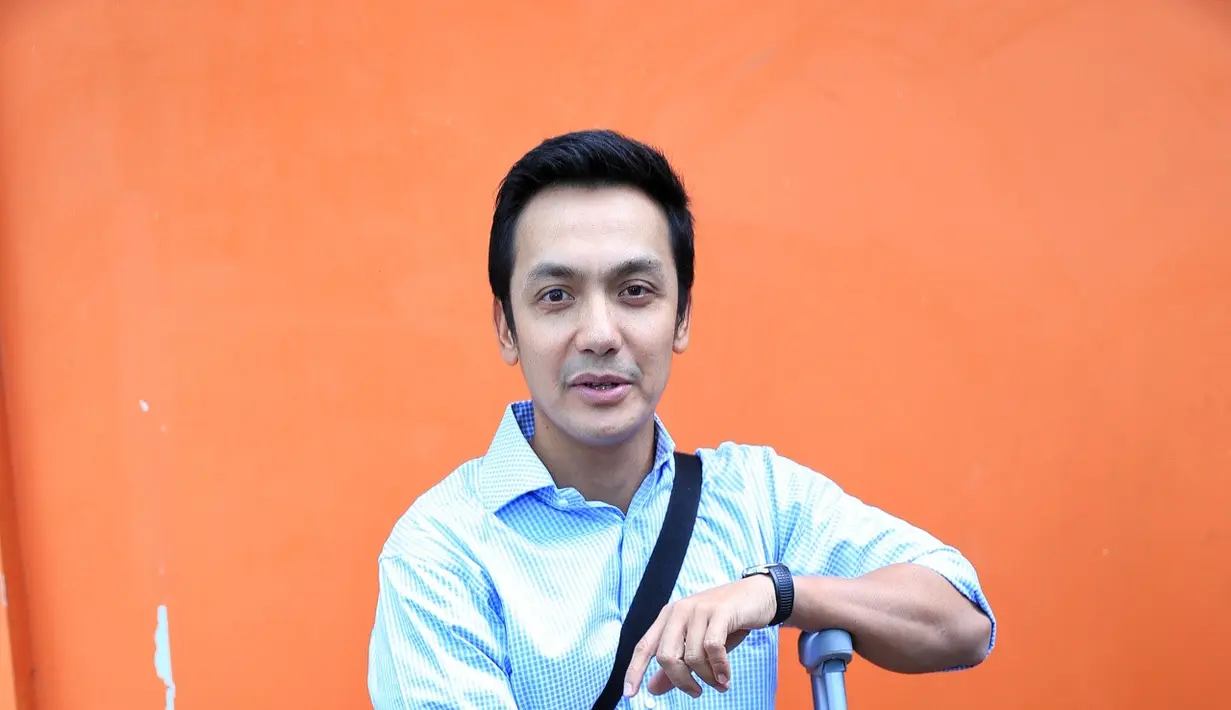 Sejak kejadian kecelakaan motor dua tahun lalu, kaki Gunawan Sudradjat patah. Bahkan, hingga kini, ia mengaku terus menjalani perawatan rutin terhadap perkembangan kakinya. (Adrian Putra/Bintang.com)