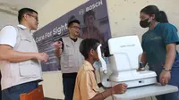 Sales Manager Automotive Aftermarket Bosch Indonesia, Agung Sinulingga dan Ketua Yayasan Tunas Bakti Nusantara berbincang dengan perawat saat pemeriksaat mata anak di SMP Negeri Sekon, Kota Kefamenanu, Nusa Tenggara Timur (NTT) (19/05/2023). (Liputan6.com/HO)