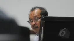 Terdakwa suap mantan Bupati Bangkalan Fuad Amin yang juga Direktur PT Media Karya Sentosa Antonio Bambang Djatmiko menjalani sidang di Pengadilan Tipikor Jakarta, Senin (6/4/2015). Antonio dituntut pidana penjara tiga tahun. (Liputan6.com/Herman Zakharia)