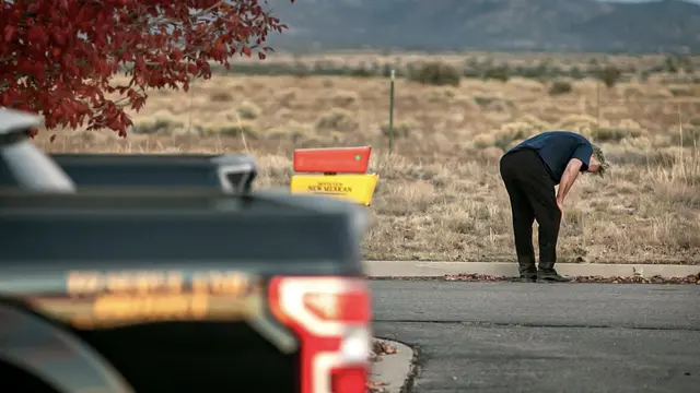 Alec Baldwin menangis di luar kantor sheriff