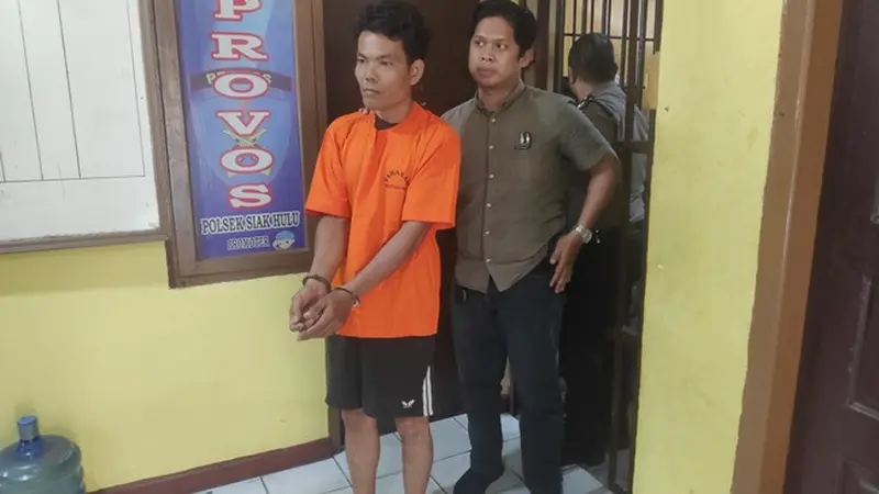 Tersangka suami bunuh istri yang ditahan di Polsek Siak Hulu, Kabupaten Kampar.