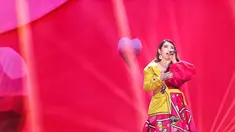 Pelantun lagu Sayang ini selalu memerhatikan gaya penampilannya di atas panggung. Wajar jika ia tampil modis saat bernyanyi seperti memakai busana warna kuning. Ya, dengan perpaduan kuning dan merah muda, Via Vallen terlihat menawan. (Liputan6.com/IG/@viavallen)