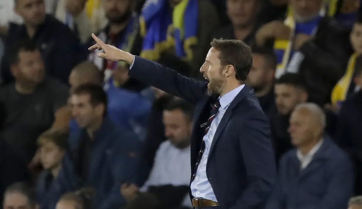 Pelatih Inggris, Gareth Southgate menginstruksikan pemainnya saat bertanding melawan Kosovo pada pertandingan grup A Kualifikasi Euro 2020 di Stadion St Mary di Southampton (10/9/2019). Inggris menang telak atas Kovoso 5-3. (AP Photo/Matt Dunham)