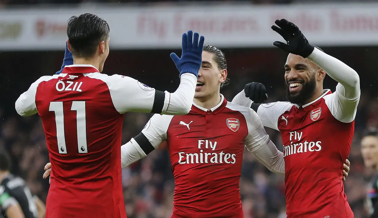 Para pemain Arsenal merayakan gol Alexandre Lacazette pada lanjutan Premier League di Emirates stadium, London, (20/1/2018). Arsenal menang 4-1. (AP/Frank Augstein)