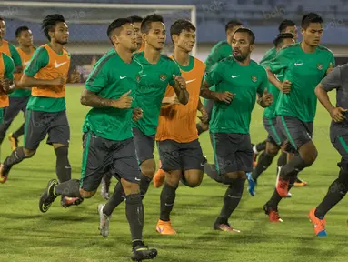 Para pemain timnas Indonesia melakukan latihan ringan jelang laga persahabatan melawan Malaysia di Stadion Manahan, Solo, Jawa Tengah, Senin (5/9/2016). (Bola.com/Vitalis Yogi Trisna)