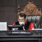 Ketua Majelis Hakim Mahkamah Konstitusi (MK) Anwar Usman membacakan putusan saat sidang uji materi Undang-Undang Nomor 35 Tahun 2009 tentang Narkotika terhadap UUD 1945 atau legalisasi ganja untuk medis di Gedung Mahkamah Konstitusi, Jakarta, Rabu (20/7/2022). MK menolak uji materi UU Narkotika terhadap UUD 1945 terkait penggunaan ganja medis untuk kesehatan dan menilai materi yang diuji adalah kewenangan DPR dan pemerintah. (merdeka.com/Iqbal S. Nugroho)