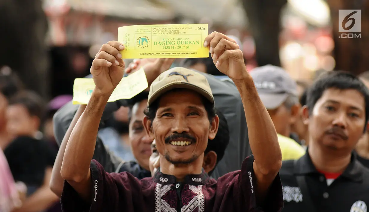 Warga menunjukkan kupon pengambilan daging kurban di sekitar Masjid Al Azhar, Jakarta, Jumat (1/9). Masjid Al Azhar Jakarta memotong dan mendistribusikan ratusan hewan kurban pada Hari Raya Idul Adha 1438 H. (Liputan6.com/Helmi Fithriansyah) 