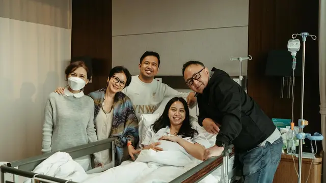 Clairine Clay Melahirkan