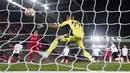 Liverpool hanya mampu bermain imbang 3-3 kala menjamu Benfica pada laga leg kedua perempat final Liga Champions di Stadion Anfield, Kamis (14/4/2022). (AP/Jon Super)