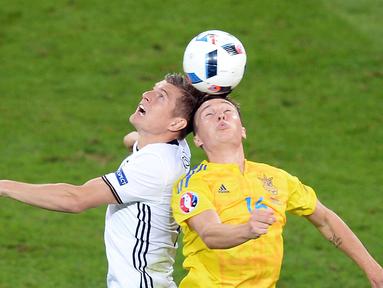 Toni Kroos (kiri) menciptakan 5 peluang dan membuat satu assist saat Jerman mengalahkan Ukraina 2-0, (12/6/2016). (AFP/Denis Charlet)