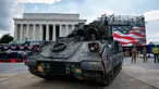 Seorang prajurit mengendarai kendaraan pengangkut lapis baja Bradley menuju Lincoln Memorial di Washington, Rabu (3/7/2019). Presiden Donald Trump berencana memamerkan Tank-tank tempur sebagai bagian dari perayaan Hari Kemerdekaan AS yang dikenal sebagai Fourth of July. (AP/Jacquelyn Martin)