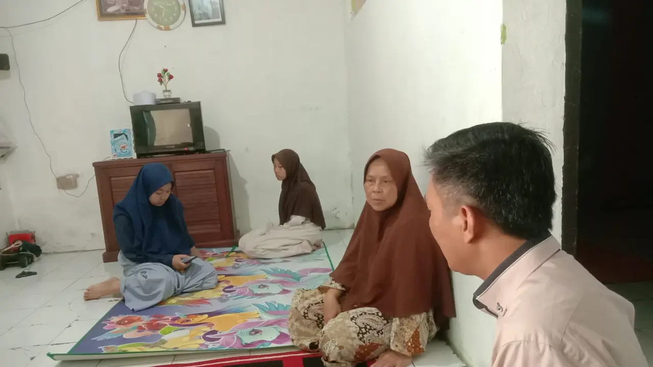 Kapolres Garut AKBP Wirdhanto Hadicaksono memberikan bantuan kepada korban bencana gempa Cianjur yang mengungsi di Kompleks Perum Bumi Malayu Asri, Desa Mekarwangi Kec. Tarogong Kaler. (Liputan6.com/Jayadi Supriadin)