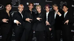 Grup idola K-Pop, SuperM berpose saat konferensi pers di Capitol Records Tower, Hollywood pada Kamis (3/10/2019). Boyband beranggotakan Taemin SHINee, Baekhyun dan Kai EXO, Mark dan Taeyong NCT, serta Lucas dan Ten WayV itu akan membuat debut Hollywood mereka pada minggu ini. (VALERIE MACON/AFP)