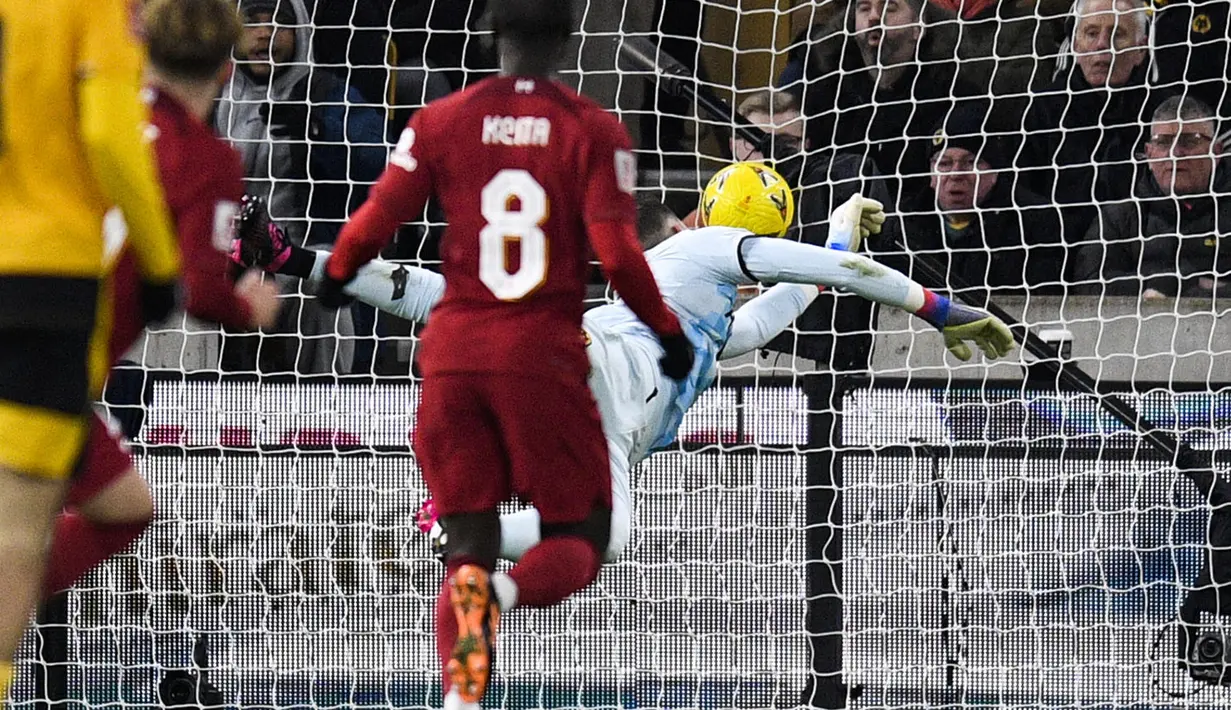 Bola yang dilesatkan oleh Harvey Elliott melaju deras ke arah kanan dari muka gawang Wolves dan tak mampu diantisipasi oleh Jose Sa. (AFP/Oli Scarff)