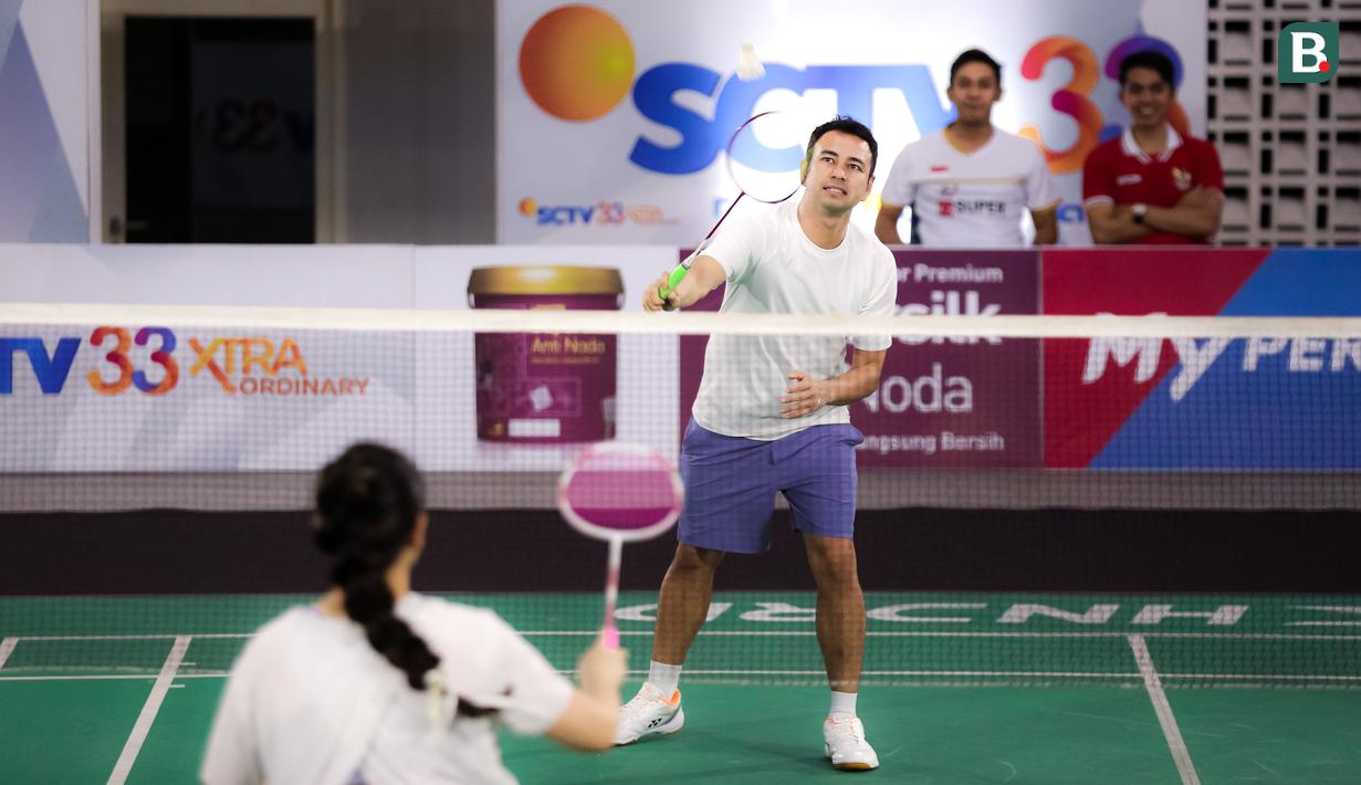 Selebritas Raffi Ahmad (kiri) melakukan pemanasan bersama istrinya, Nagita Slavina sebelum laga bulu tangkis ganda campuran Turnamen Olahraga Selebriti Indonesia (TOSI) melawan pasangan Rizky Billar dan Lesti Kejora di GOR UNJ, Jakarta, Minggu (16/07/2023). Raffi dan Gigi kalah dua set langsung dari Rizky Billar dan Lesti dengan skor 12-21, 10-21.(Bola.com/Bagaskara Lazuardi)