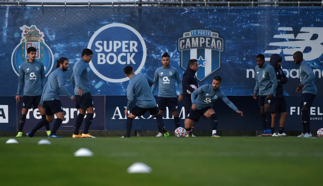 Para pemain FC Porto mengikuti sesi Latihan menjelang laga Liga Champions di tempat latihan klub di Olival, Vila Nova de Gaia, Senin (30/11/2020). FC Porto akan menjamu Manchester City dalam matchday 5 Grup C Liga Champions pada Rabu 2 Desember 2020 dinihari WIB. (MIGUEL RIOPA/AFP)
