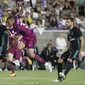 Striker Manchester City, Gabriel Jesus, berusaha melepaskan tendangan saat melawan Real Madrid pada laga ICC di Stadion Memorial Coliseum, California, Rabu (26/7/2017). Manchester City menang 4-1 atas Real Madrid. (AP/Jae C Hong)