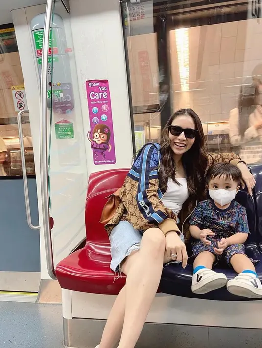 Berpose dengan buah hati di kereta, Momo tampil penuh gaya dalam balutan tank top dengan jaket dan short pants. [Foto: IG/therealmomogeisha].