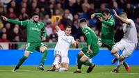 Gelandang Real Madrid, Lucas Vazquez berebut bola dengan pemain Leganes, Diego Rico pada leg kedua perempatfinal Copa del Rey di Santiago Bernabeu, Kamis (25/1). Real Madrid tersisih oleh Leganes pada perempat final dengan skor 1-2. (JAVIER SORIANO/AFP)