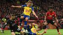 Kiper Southampton, Angus Gunn, berusaha mengamankan bola dari striker Manchester United, Marcus Rashford, pada laga Premier League di Stadion Old Trafford, Manchester, Sabtu (2/3). MU menang 3-2 atas Southampton. (AFP/Oli Scarff)