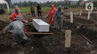 Petugas melakukan pemakaman jenazah dengan protokol Covid-19 di TPU Srengseng Sawah Dua, Jakarta, Kamis (18/3/2021). Dinkes DKI Jakarta mencatat penambahan kasus kematian akibat Covid-19 pada Maret 2021 berada diatas 40 atau meningkat dari 1,6 menjadi 1,7 persen. (Liputan6.com/Helmi Fithriansyah)