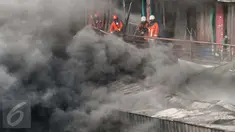 Petugas pemadam kebakaran berusaha memadamkan api yang membakar kios di bangunan Blok I dan Blok II Pasar Senen di Jakarta, Kamis (19/1). Kebakaran di Pasar Senen tersebut dilaporkan terjadi sekitar pukul 04.43 WIB. (Liputan6.com/Gempur M Surya)