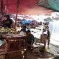 Pedagang di dalam Pasar Bantargebang yang menolak ditertibkan. (Liputan6.com/Bam Sinulingga)