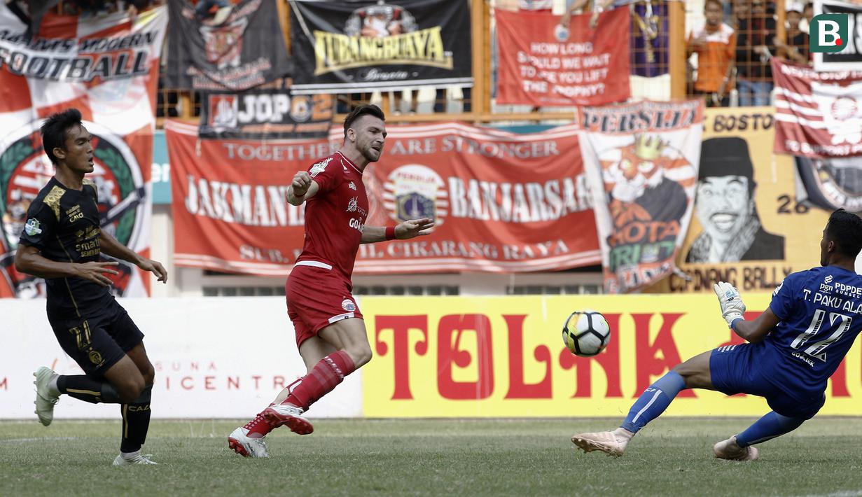 Striker Persija Jakarta, Marko Simic, berusaha membobol kiper Sriwijaya FC, Teja Paku Alam, pada laga Liga 1 di Stadion Wibawa Mukti, Jawa Barat, Sabtu (24/11). Persija menang 3-2 atas Sriwijaya. (Bola.com/Yoppy Renato)