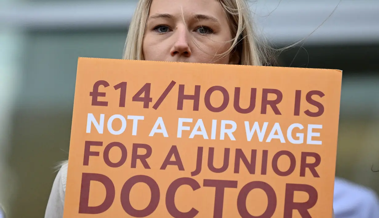 Aksi ini akan menjadi mogok gabungan pertama yang dilakukan NHS dalam 75 tahun sejarah organisasi itu berdiri. (JUSTIN TALLIS/AFP)