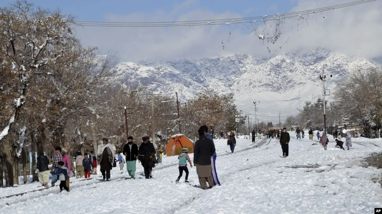 Jalanan di Quetta, ibu kota provinsi Baluchistan, Pakistan barat daya, berselimut saljut tebal, Senin, 13 Januari 2020.