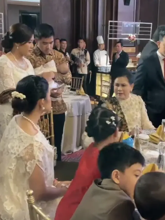 Potret Keluarga Jokowi Kondangan Bareng. [@jokowi]