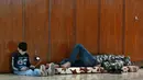 Pergerakan warga ini terjadi setelah Israel mengeluarkan perintah evakuasi bagi penduduk di Lebanon selatan. Tampak dalam foto, orang-orang duduk di dalam sebuah sekolah yang diubah menjadi tempat penampungan bagi para pengungsi di kota Dekwaneh, utara Beirut, Lebanon, pada Kamis 5 Maret 2026. (Joseph EID/AFP)