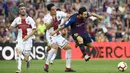 Gelandang Barcelona, Lionel Messi, berusaha melewati bek Huesca, Xabier Etxeita, pada laga La Liga Spanyol di Stadion Camp Nou, Barcelona, Minggu (2/8/2018). Barcelona menang 8-2 atas Huesca. (AFP/Lluis Gene)