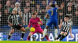 Chelsea harus bersusah payah menyingkirkan Newcastle United. The Blues lolos ke semifinal Carabao Cup 2023/2024 lewat adu penalti setelah bermain imbang 1-1. (AP Photo/Kirsty Wigglesworth)