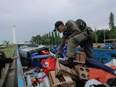 Petugas Satpol PP kembali melakukan razia terhadap pedagang kaki lima (PKL) di sekitar Monas, Jakarta, Kamis (4/12/2014). (Liputan6.com/Faizal Fanani)