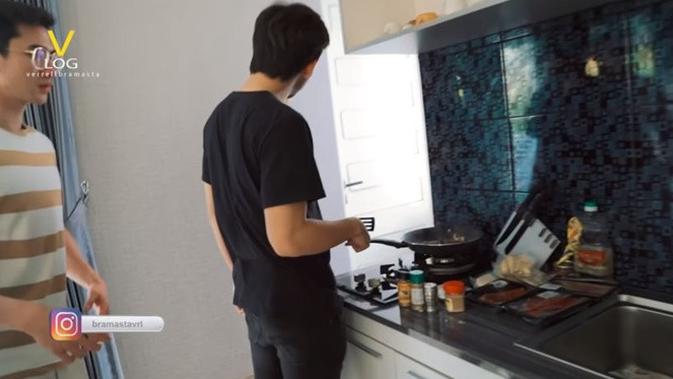 6 Potret Dapur Verrell Bramasta, Berkonsep Minimalis Modern (sumber: YouTube VRL Bramasta)