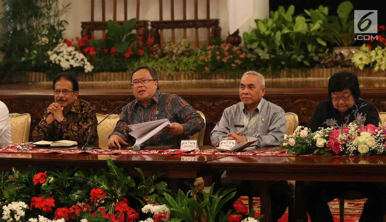 Menteri PPN/Kepala Bappenas Bambang Brodjonegoro (kedua kiri) bersama Menteri ART/Kepala BPN Sofyan Djalil, Gubernur Kaltim Isran Noor dan Menteri LHK Siti Nurbaya Bakar saat konferensi pers terkait pemindahan Ibu Kota di Istana Negara, Jakarta, Senin (26/8/2019). (Liputan6.com/Angga Yuniar)
