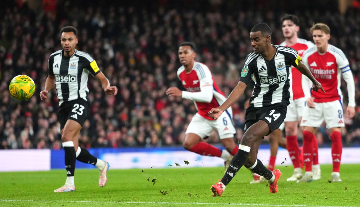 Newcastle yang memang sedang on fire di Premier League, kini melanjutkan tren positif di ajang Carabao Cup. The Magpies menang dua gol tanpa balas. (AP Photo/Kirsty Wigglesworth)