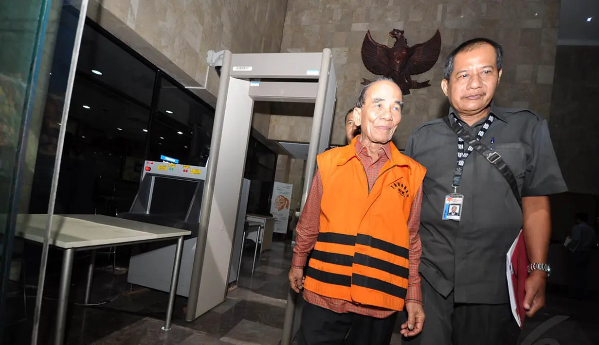 Annas Maamun menjalani pemeriksaan kesekian kalinya sebagai tersangka kasus dugaan suap pengajuan revisi alih fungsi hutan Riau tahun 2014 di Kementerian Kehutanan, Selasa (2/12/2014). (Liputan6.com/Miftahul Hayat)