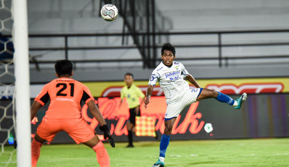 Menjelang bubaran, kedua tim sama-sama meningkatkan intensitas serangan dan melepas banyak tembakan demi memetik tiga poin. Wasit Fariq Hitaba meniup peluit panjang dengan skor akhir sama kuat 1-1. (Dok. Persib)