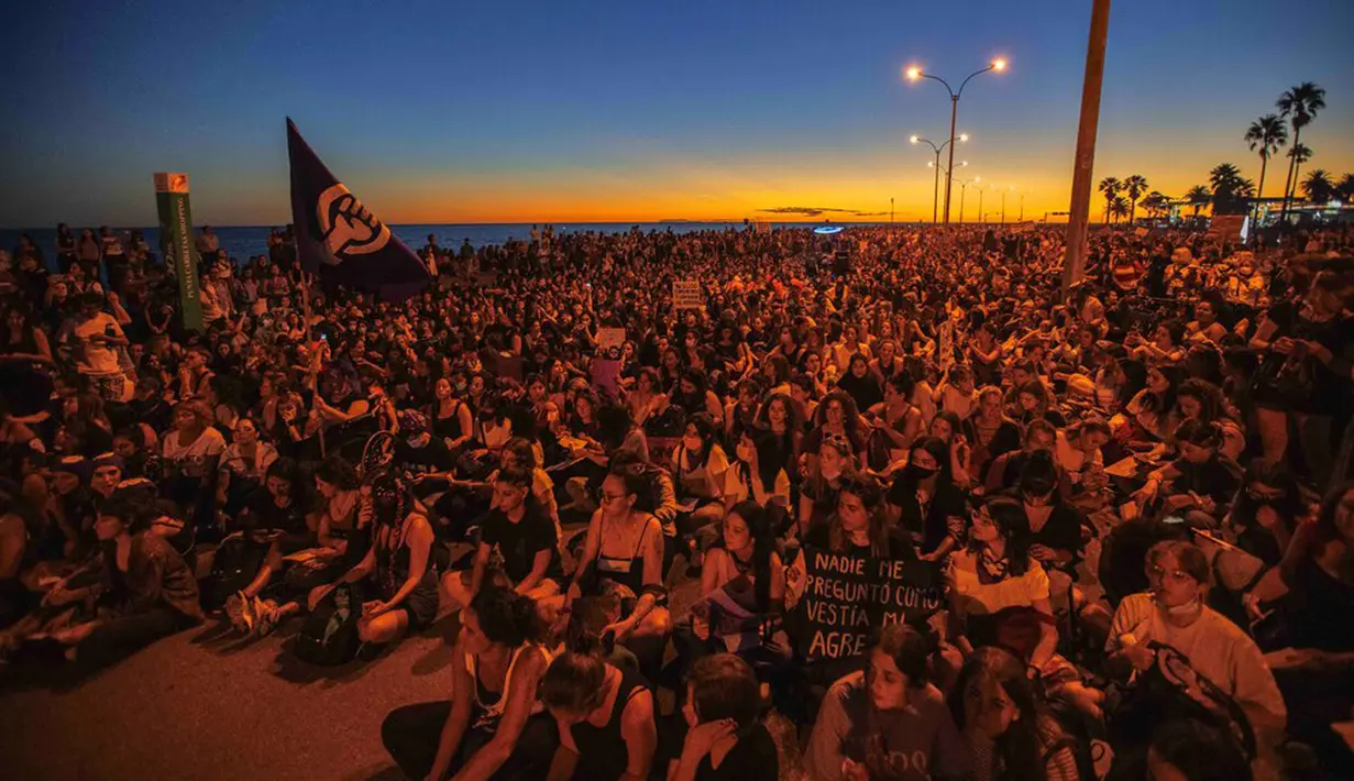 Para perempuan berpartisipasi dalam demonstrasi memperingati Hari Perempuan Internasional di tepi laut Montevideo, Uruguay, 8 Maret 2022. (AP Photo/Matilde Campodonico)