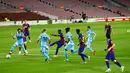 Pemain Barcelona, Ansu Fati, melepaskan tendangan ke gawang Leganes pada laga La Liga di Stadion Camp Nou, Selasa (16/6/2020). Barcelona menang 2-0 atas Leganes. (AP Photo/Joan Montfort)